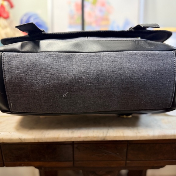 London Fog Canvas Messenger Bag - Picture 9 of 9